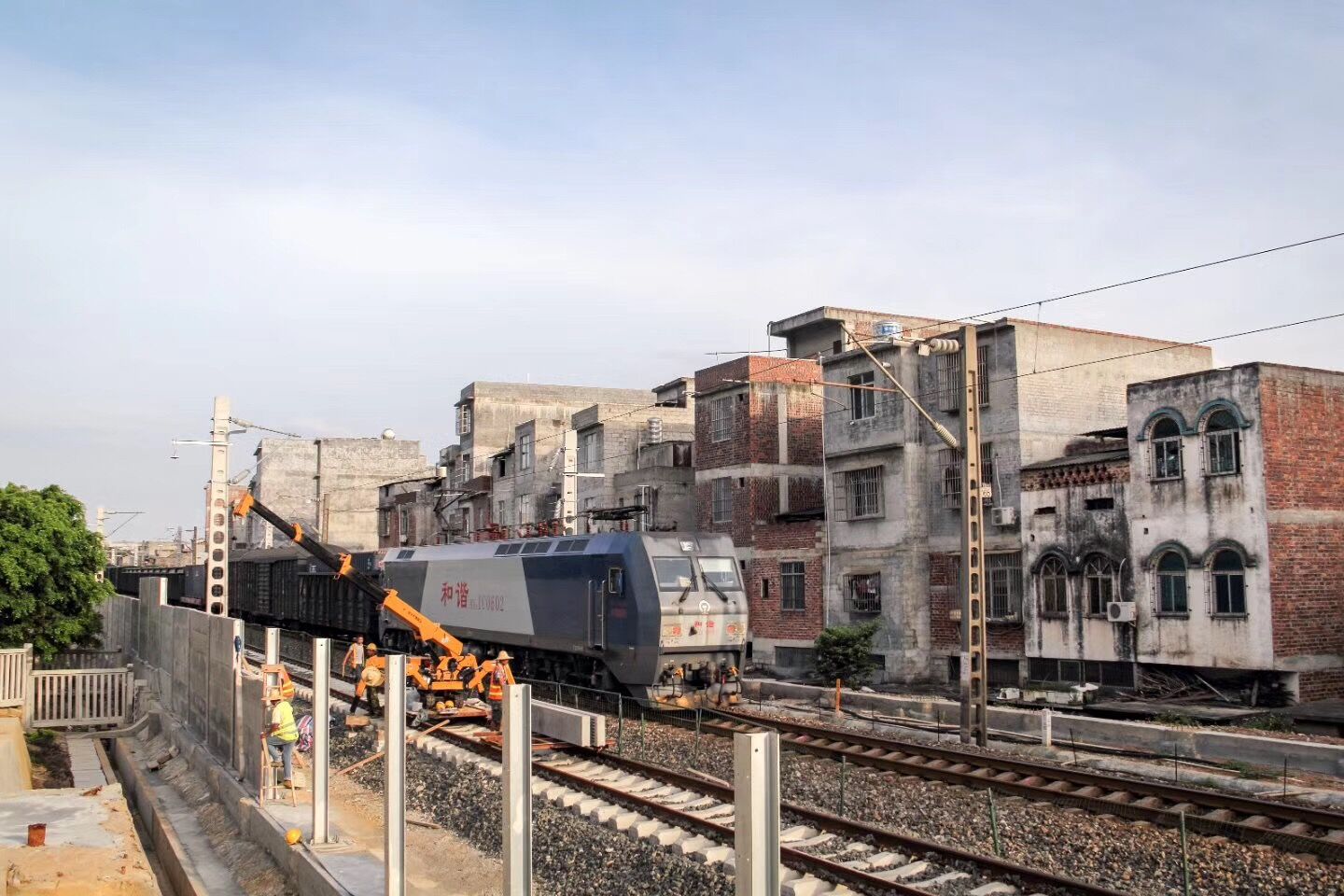 1507871262814792.jpg 履帶式起重機的工作現場